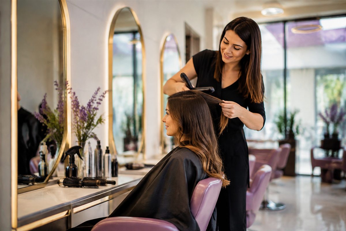 Modern bir güzellik salonunda saç bakımı hizmeti